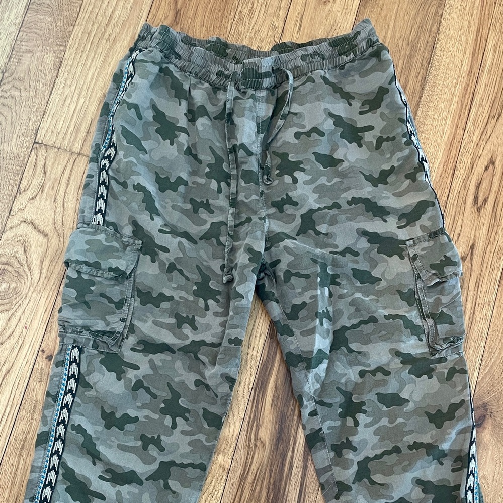 SUNDANCE sz M camo jogger with embroidery